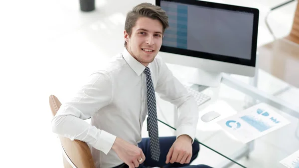 Mitarbeiter sitzt vor einem Computerbildschirm — Stockfoto