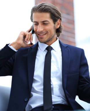 İş adamı akıllı telefondan konuşuyor..