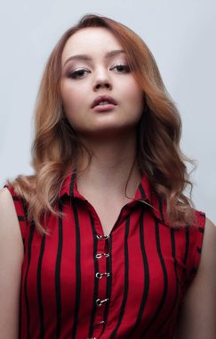 Sarışın kıvırcık saç modeli ve kırmızı dudaklar ile