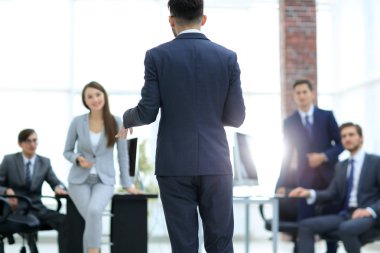 kadın onun alt çalışma ile memnun değil