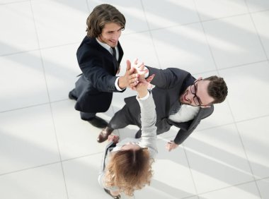 Çak bir beşlik ofiste kalan vererek iş adamları