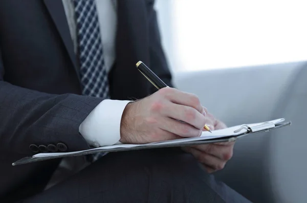 El hombre de negocios firma un contrato. Pluma en la mano . — Foto de Stock