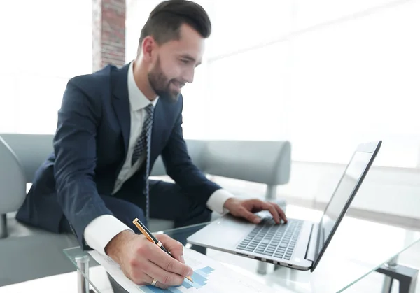 Financieel manager werken met zakelijke afbeeldingen op een laptop — Stockfoto