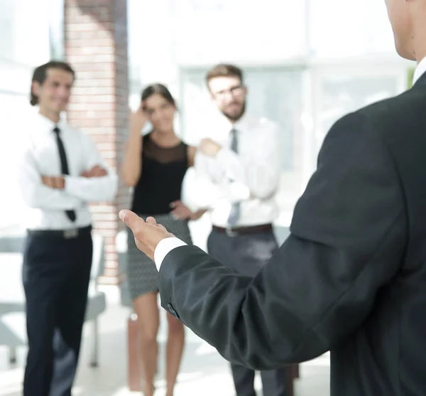 Imagen de fondo del hombre de negocios extendiendo la mano para un apretón de manos . —  Fotos de Stock