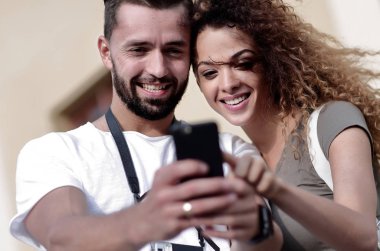 Genç bir çift yazın şehre gelir ve fotoğraf çeker.