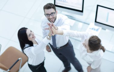 Başarılı iş adamları birbirlerine beşlik çakıyor. .