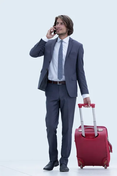 Empresário de sucesso com bagagem falando ao telefone . — Fotografia de Stock