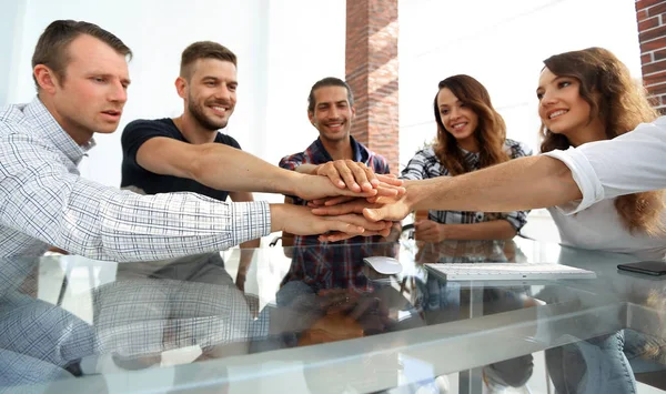 Equipo de negocio creativo poniendo manos juntas en la oficina — Foto de Stock