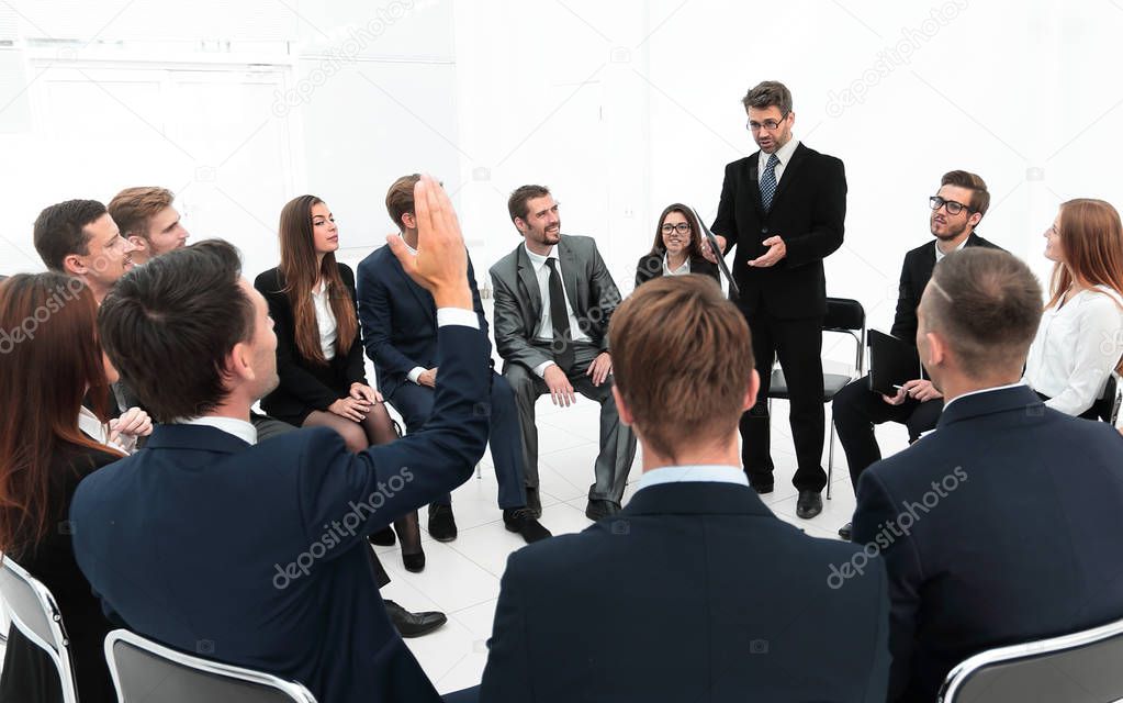 coach asks questions to the participants of the training.