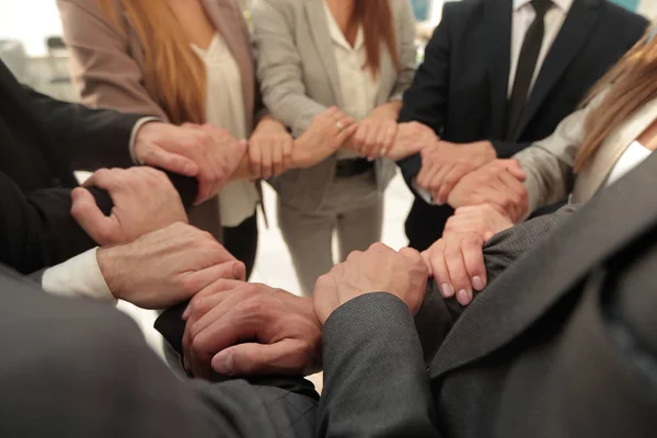 Εικόνα φόντου της ομάδας επιχειρησιακής διπλωμένα τα χέρια τους που σχηματίζουν έναν κύκλο — Φωτογραφία Αρχείου