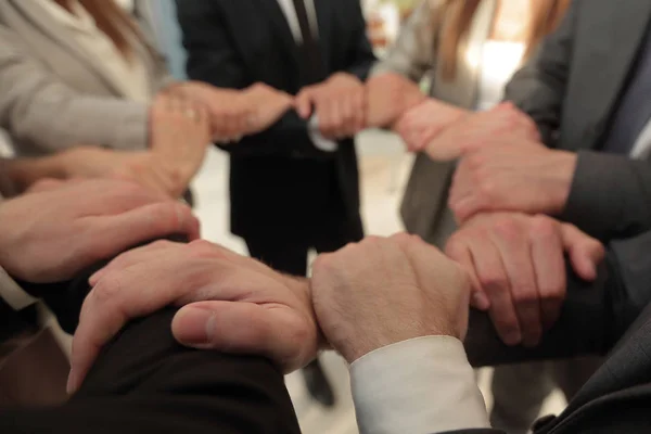 Imagen de fondo del equipo empresarial dobló sus manos formando un círculo — Foto de Stock