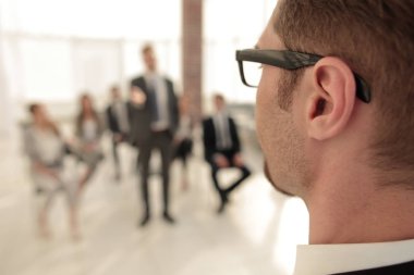 Konferans odasında oturma personel patron bakar