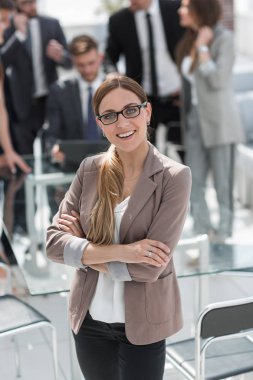 Genç iş kadını bulanık office arka plan üzerinde