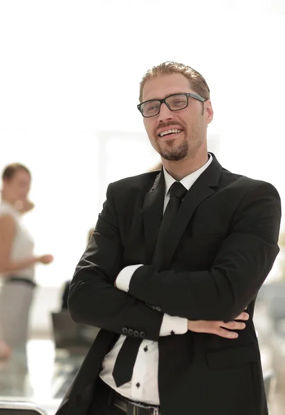 Homme d'affaires réussi sur le fond du bureau — Photo