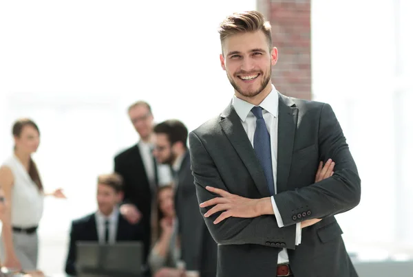 Счастливый бизнесмен, стоящий в современном офисе — стоковое фото