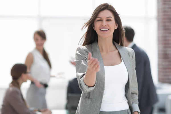 Sonriente mujer de negocios extendiendo su mano para un apretón de manos —  Fotos de Stock