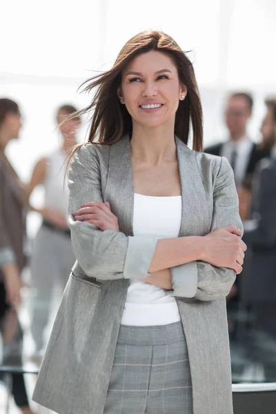 Close up.portrait успешной бизнес-женщины на размытом офисном фоне — стоковое фото