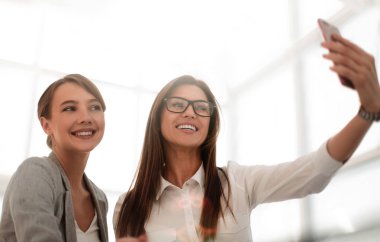iş arkadaşları selfies parlak bir ofiste al.