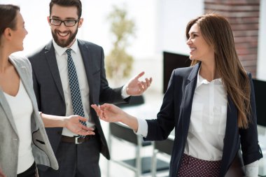 iş arkadaşları ofiste ayakta fikirleri tartışmak