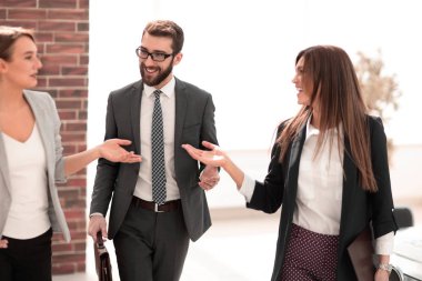 iş kadın ofiste ayakta meslektaşları için söz