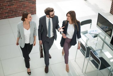 en iyi view.three çalışanları ofiste ayakta