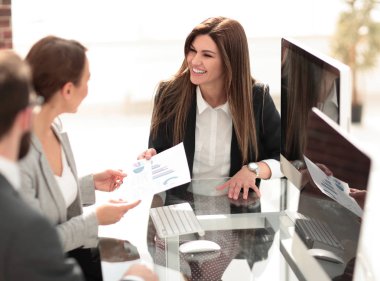 İş ekibi çalışma belgelerini tartışıyor.