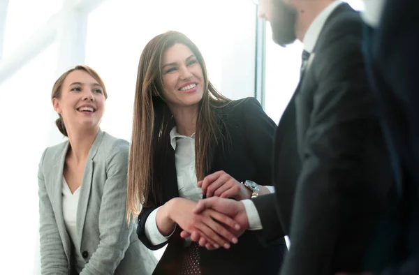 Sida view.welcome och handslag av affärsmän. — Stockfoto