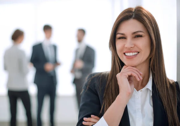 Sorridente mulher de negócios no fundo do escritório borrado — Fotografia de Stock