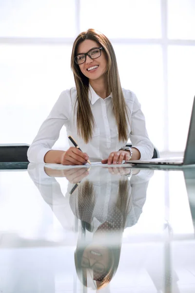 Succesvol zakenvrouw zitten op kantoor bureau — Stockfoto