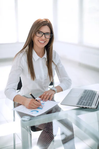 Donna d'affari che lavora controllando rapporto finanziario — Foto Stock