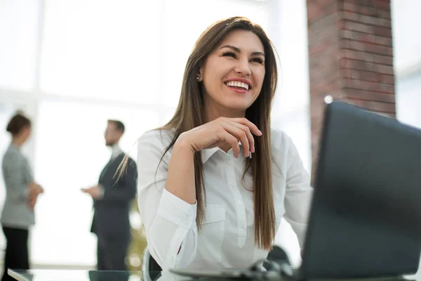 Close up.smiling mulher de negócios no local de trabalho no escritório — Fotografia de Stock