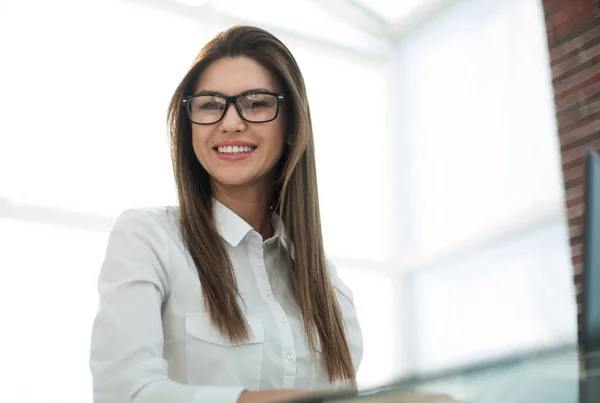 Glimlachende zakenvrouw achter bureau — Stockfoto