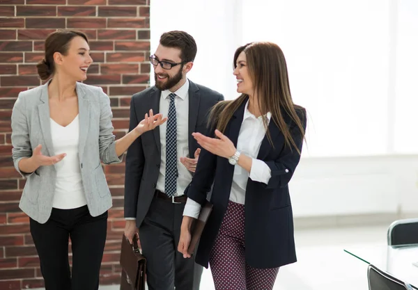 Team di lavoro parlando in piedi in ufficio — Foto Stock