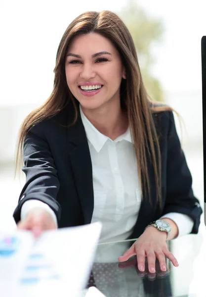 Nära up.business kvinna ger en kollega en finansiell dokumentation — Stockfoto