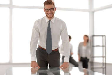 gülümseyen işadamı metin alanı olan yeni office .photo ayakta