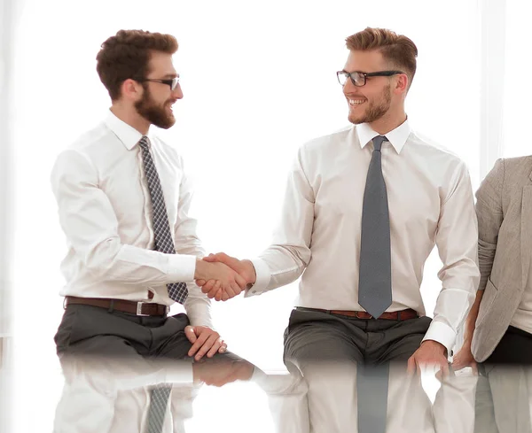 Otoczenie biznesu. Business handshake w nowym biurze — Zdjęcie stockowe