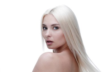 Günlük makyaj ile genç sarışın bir kadın portresi.