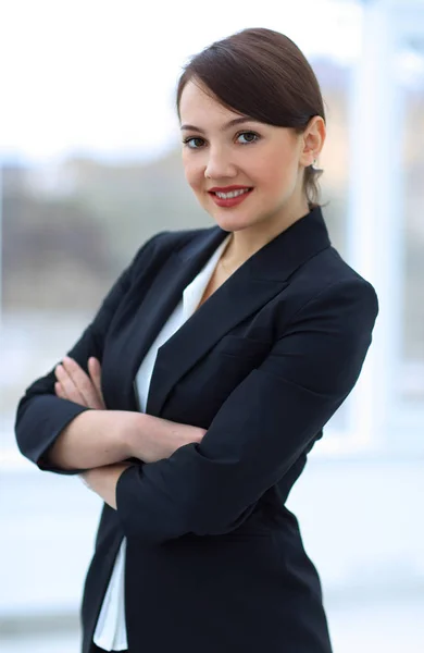 Успішна молода бізнес-леді на фоні офісу . — стокове фото