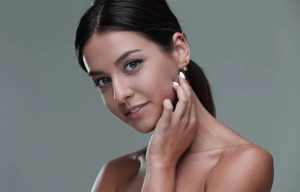 Närbild porträtt av en vacker kvinna med naturlig make-up — Stockfoto