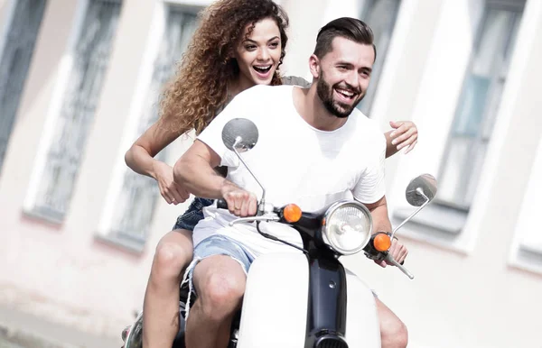 Cooler Mann und schönes Mädchen fahren auf Roller mit Ausdruck — Stockfoto