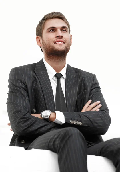 Portret van lachende zakenman zit op stoel — Stockfoto