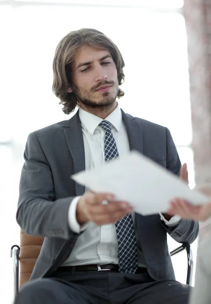 A relaxed conversation of a man and a woman in the office — Stock Photo, Image