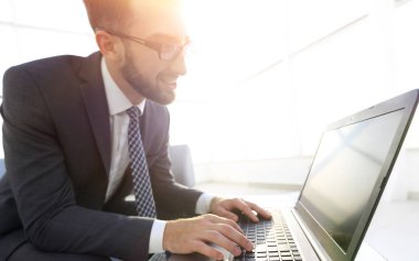 Konsantre profesyonel bu geliştirici dizüstü bilgisayar ile