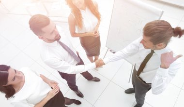 sunum öncesi meslektaşlarının el sıkışma.