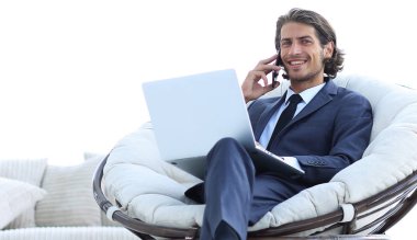 oturma odasında bir smartphone cep telefonu ile konuşurken iş adamı