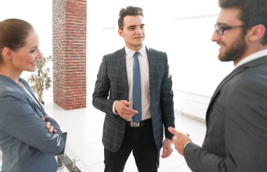 bir kadın çalışan şirketin portresi