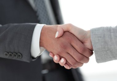 Beyaz arka planda izole edilmiş iş adamları el sıkışıyor