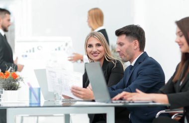 yeni bilgi tartışırken, açık belgili tanımlık laptop önünde duran iş takım