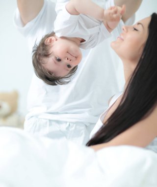 Mutlu genç ailesi ile birlikte eğlenceli olan bir çocuğun