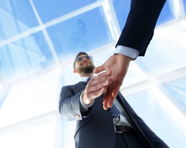 İki iş adamı el sıkışacak.